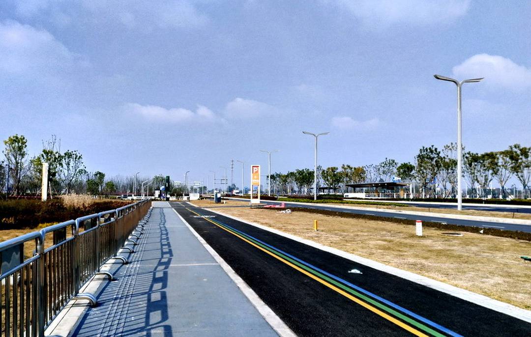 29,据网上,东安湖体育中心位于成都地铁2号线连山坡与界碑之间,但距离