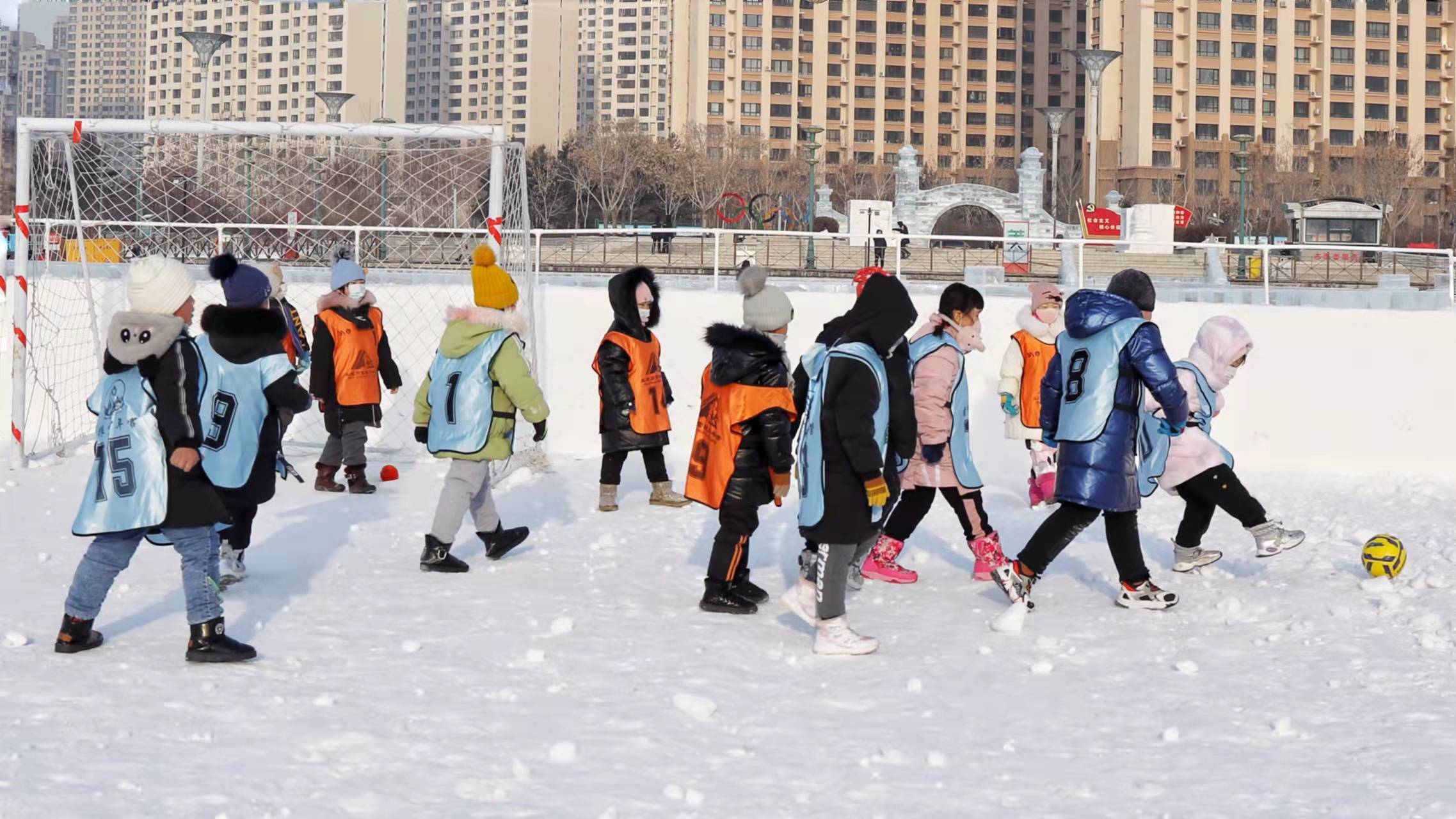 儿童参加冰雪运动图片图片