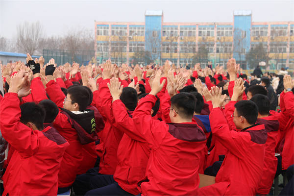 未来|点燃激情，决胜未来——菏泽市定陶区清华园学校举行 励志演讲会