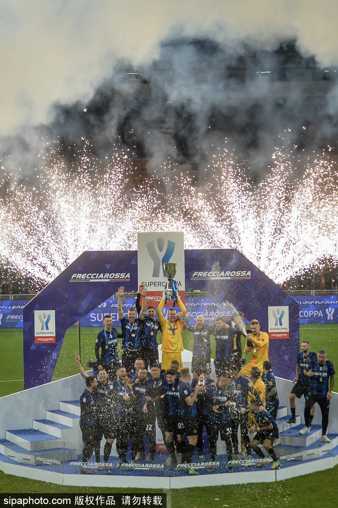 高清图意超杯国米21尤文夺冠全队开心捧杯