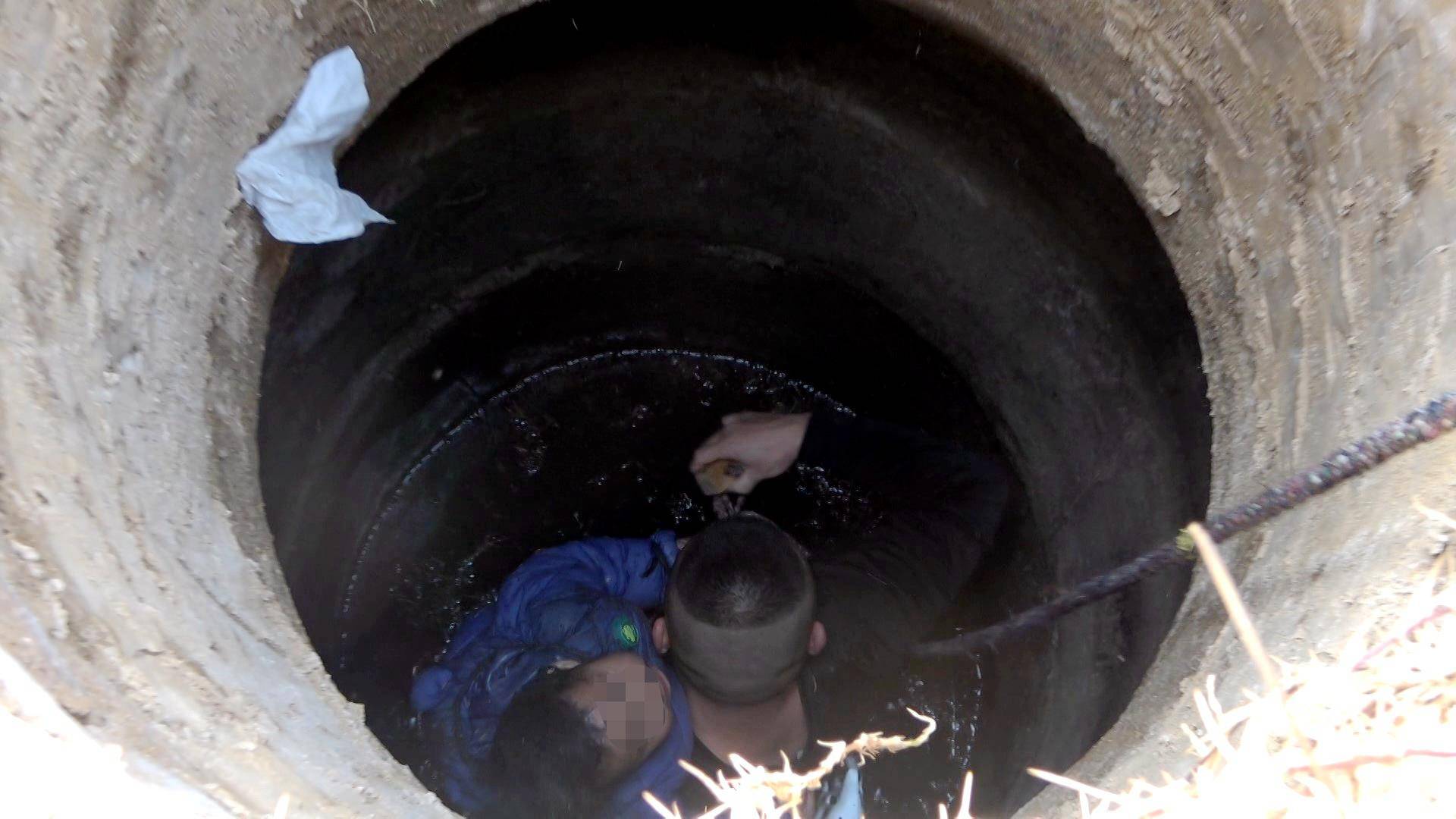 消防救援人员到达现场后发现,这口下水井井底距离路面约5米,直径不到1