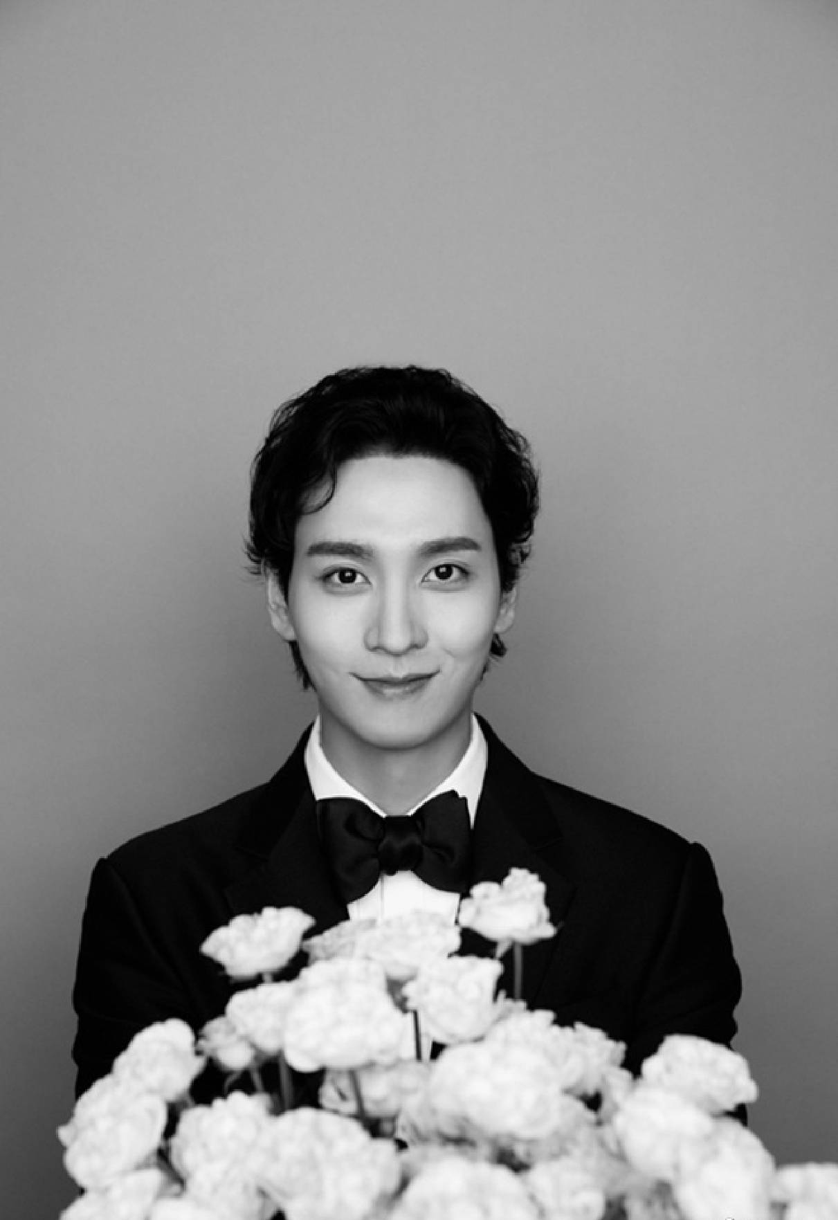 朴信惠崔泰俊婚纱画报释出挽手灿笑幸福甜蜜