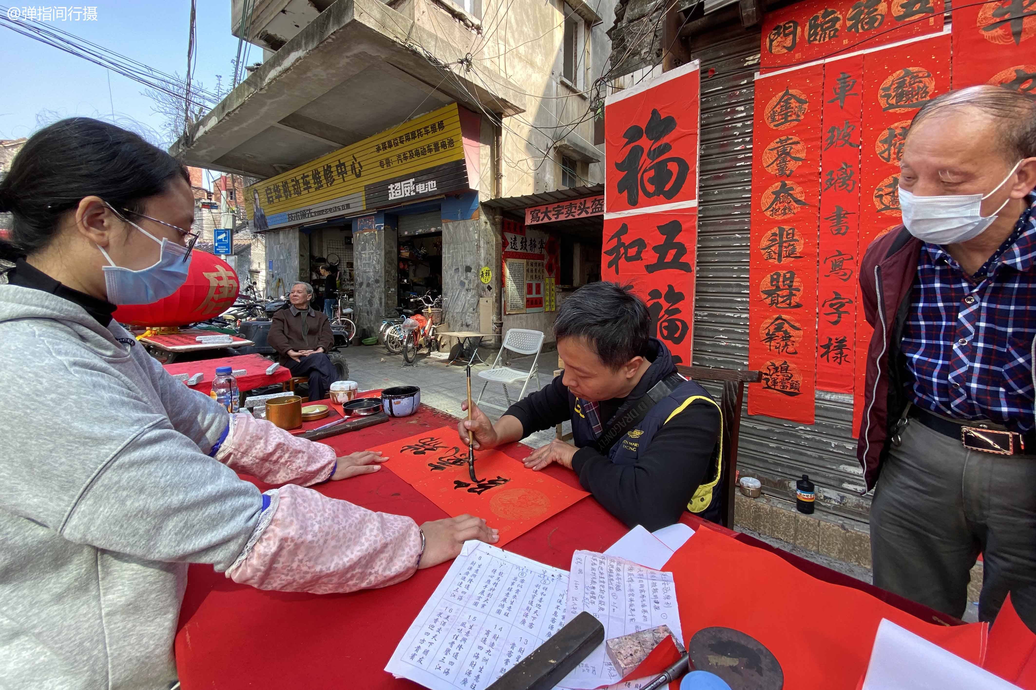 春联|佛山最有年味的老街，百米街道挂满春联，组合体书法外地人看不懂