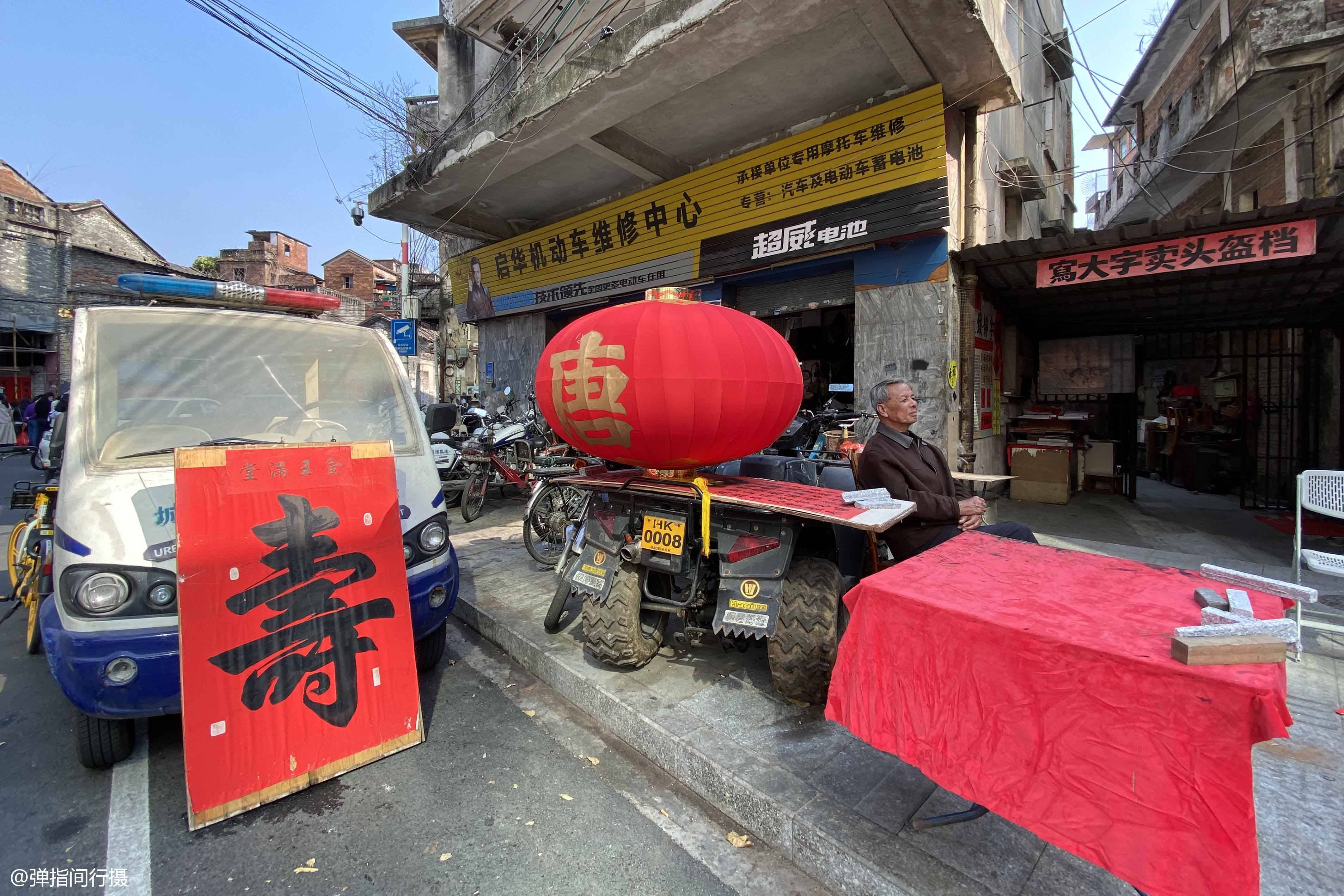 春联|佛山最有年味的老街，百米街道挂满春联，组合体书法外地人看不懂