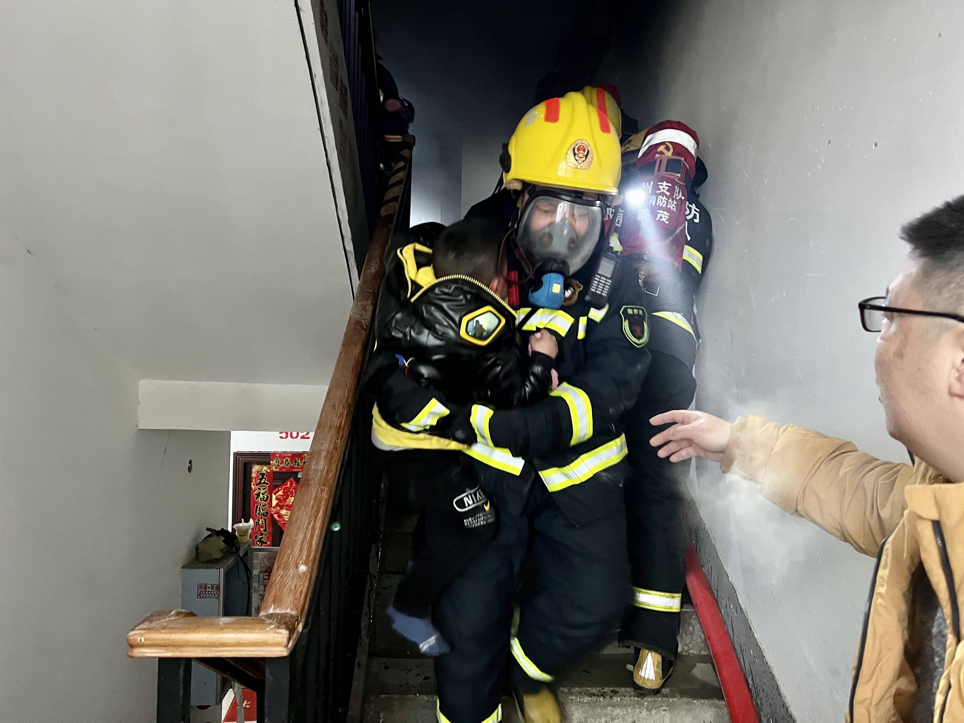 随州一居民小区突发大火,消防员成功疏散28人_救援_人员_火灾