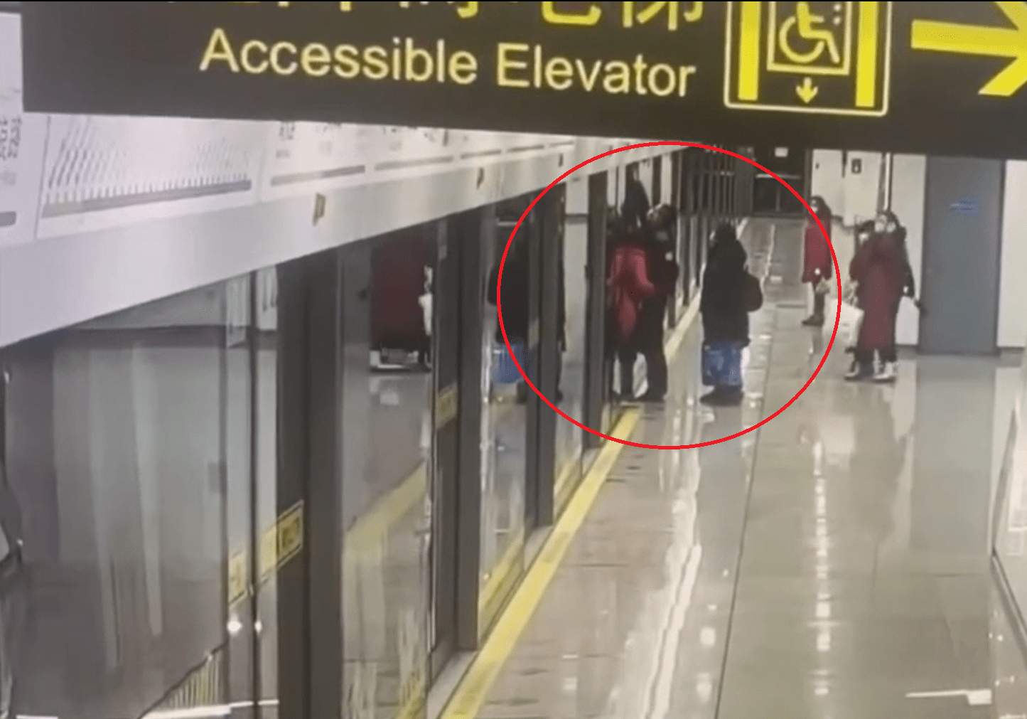 原创上海地铁一乘客被夹身亡这地铁可能缺少两样设置否则这悲剧可能