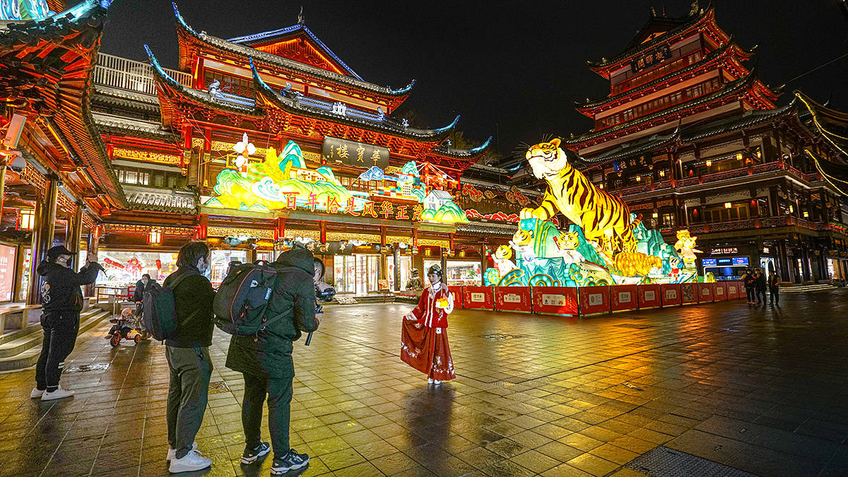 航母|上海豫园民俗虎年灯会，只只老虎肥又肥，还有冬奥健儿和航母火箭