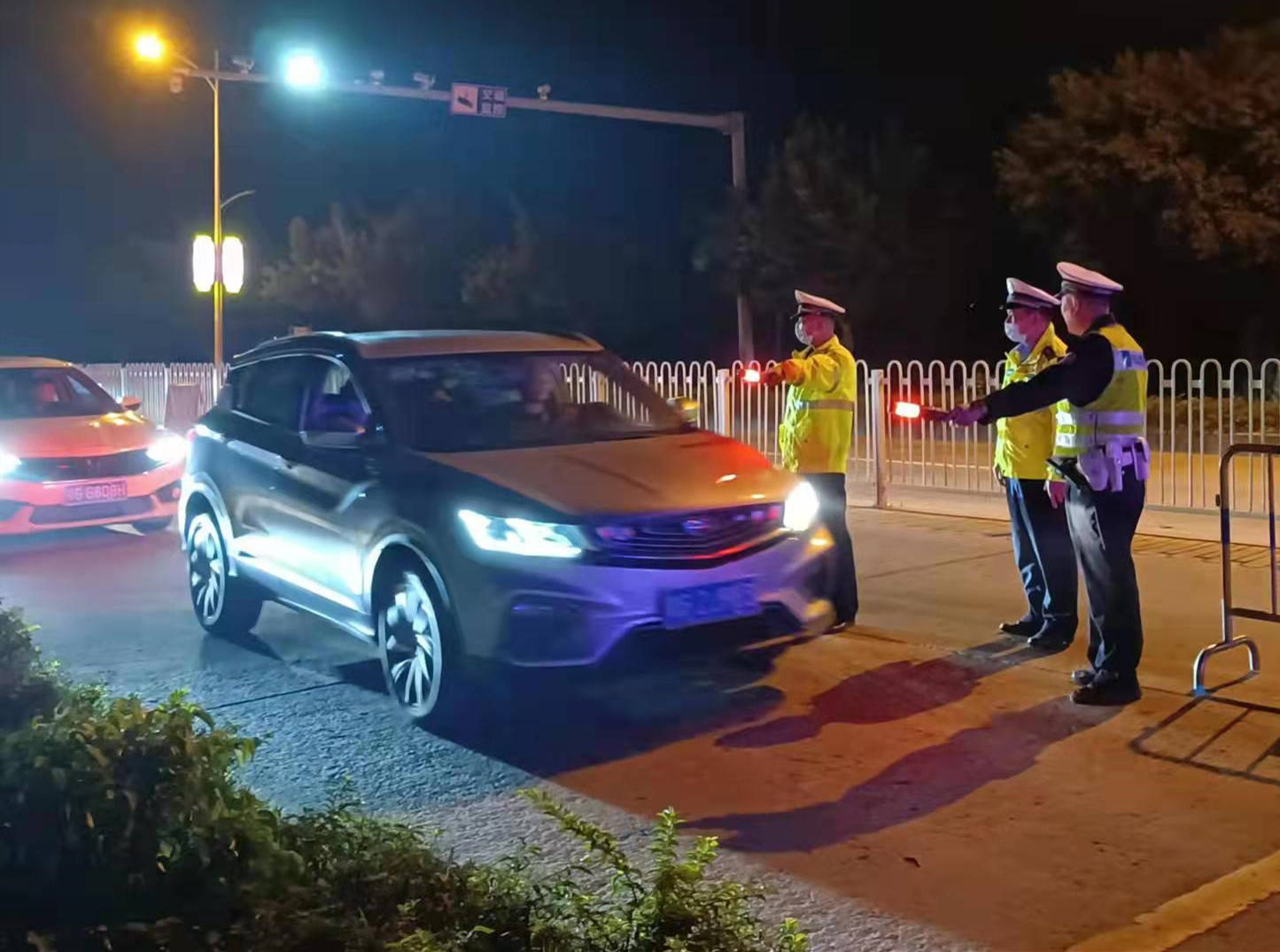 湛江开发区交警夜间强化路面管控筑牢春运安全防线