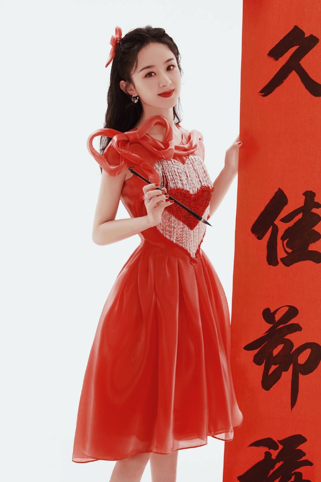 赵丽颖春晚造型图 一身红衣，红红火火……