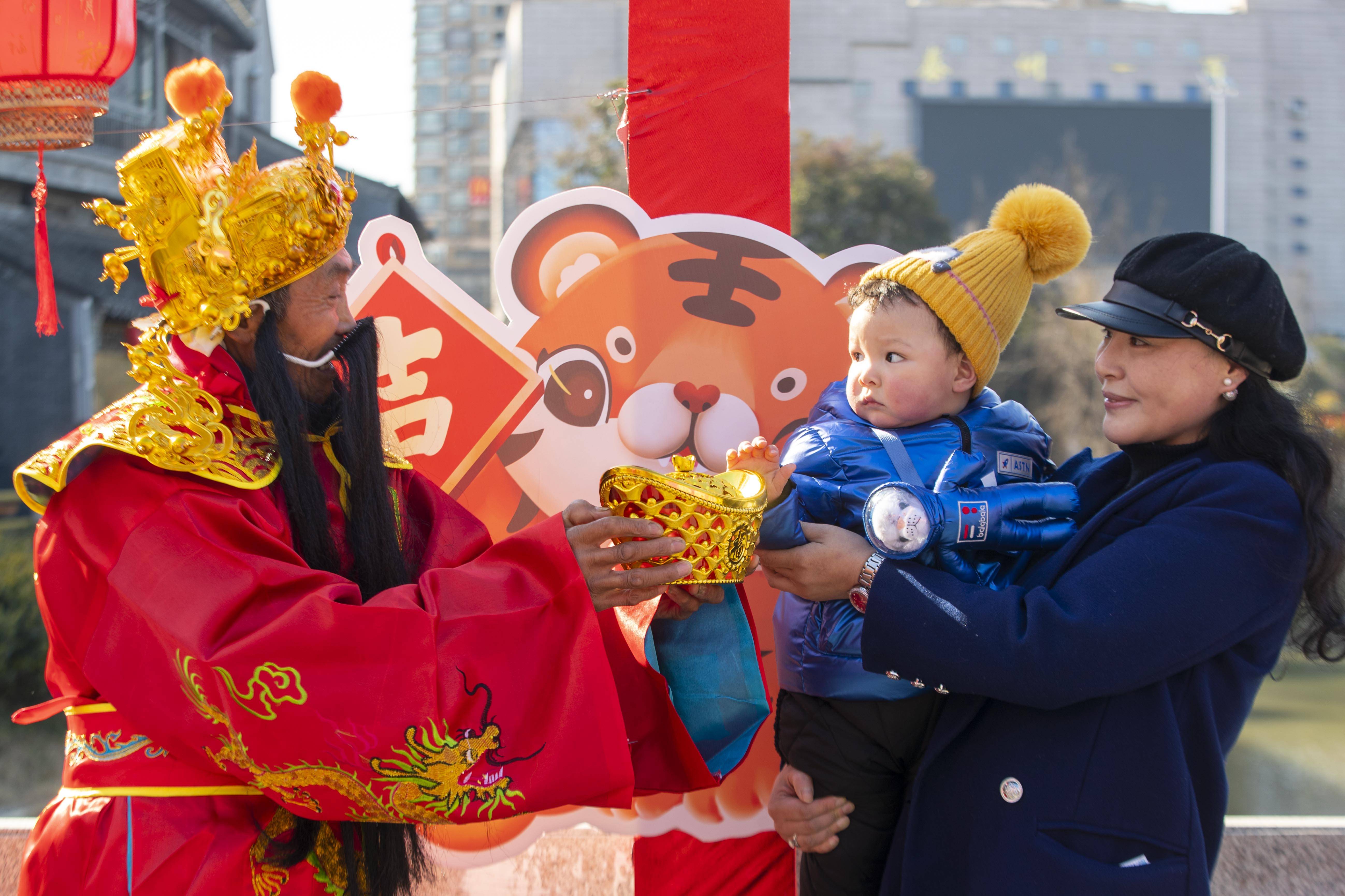 我国民间有"迎财神"的习俗,江苏泰州举行特色民俗活动,祈福贺新春