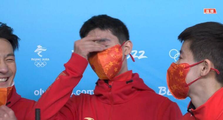 武大靖夺金激动落泪:这四年经历太多 终于圆梦了！_任子_张雨婷_范可新