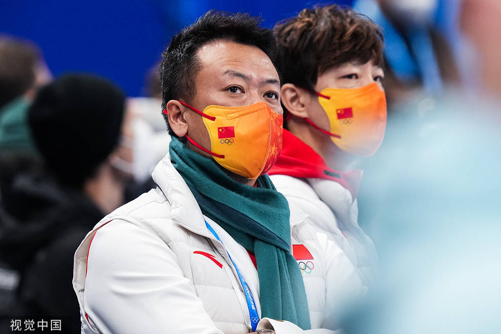 组图花滑团体赛双人自由滑赵宏博场边观战指导