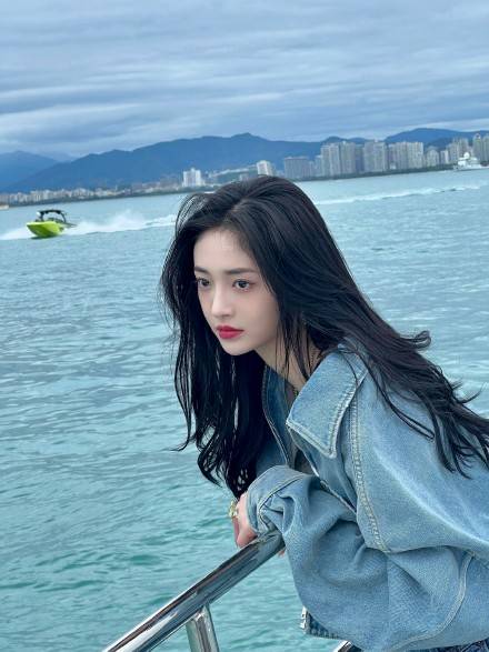 周洁琼蓝色牛仔套装搭高马尾迎着海风随性又美丽