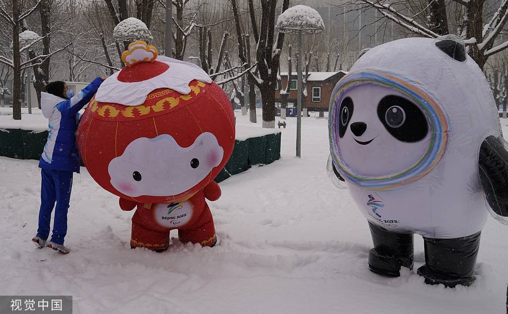 2022年2月13日,北京迎虎年初雪,在北京冬奧會主媒體中心附近,雪中的