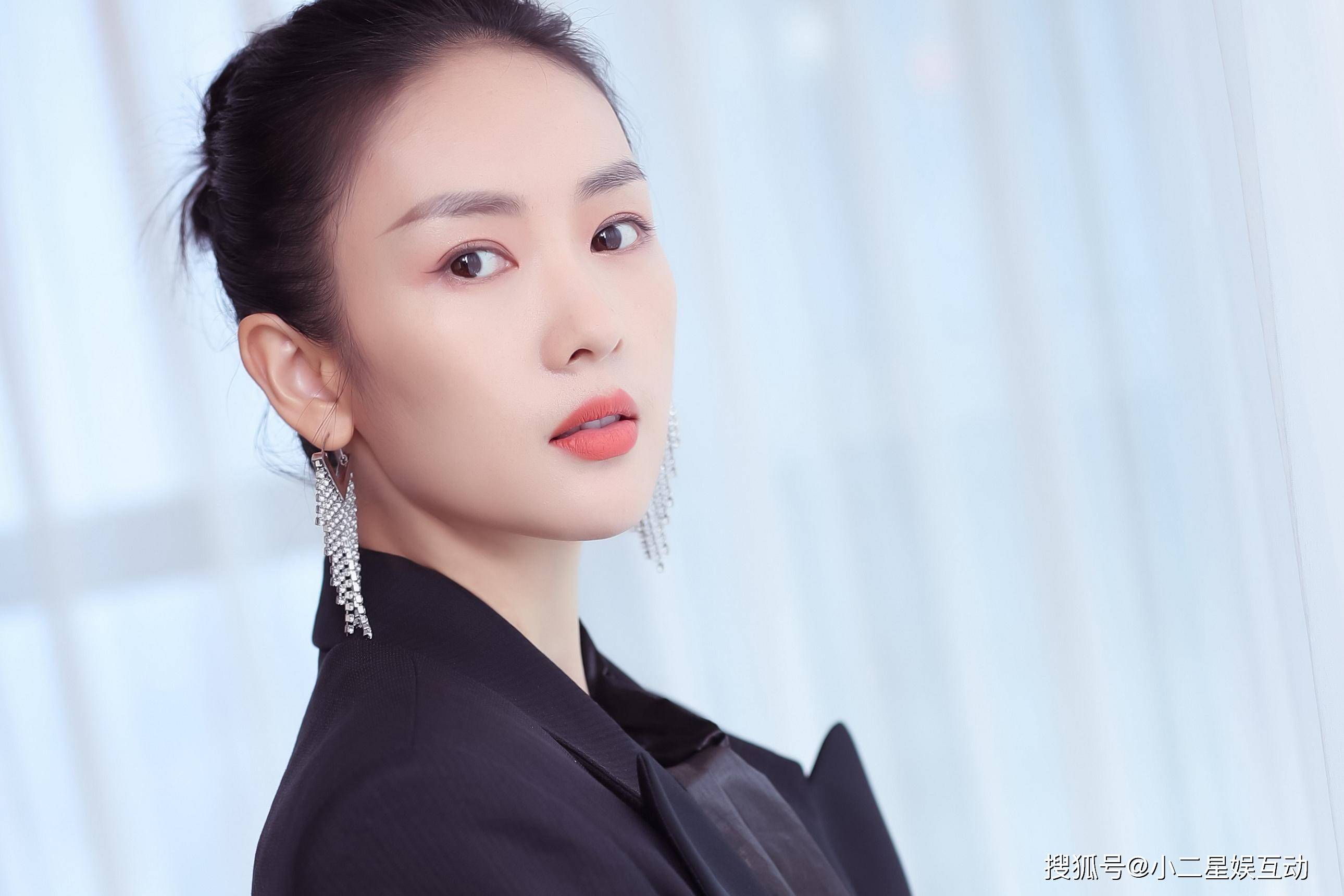 黑料缠身导致无戏可拍,如今成功翻红_张默_童谣_黄定宇