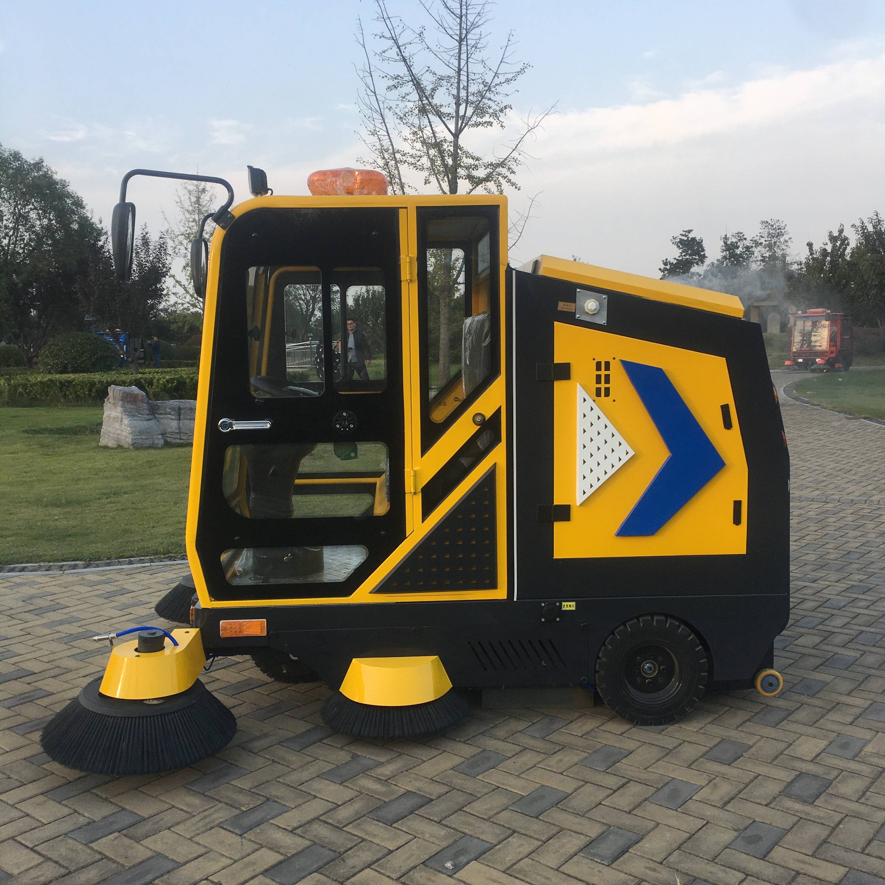 驾驶式扫地车有什么型号选择比人工有什么优势