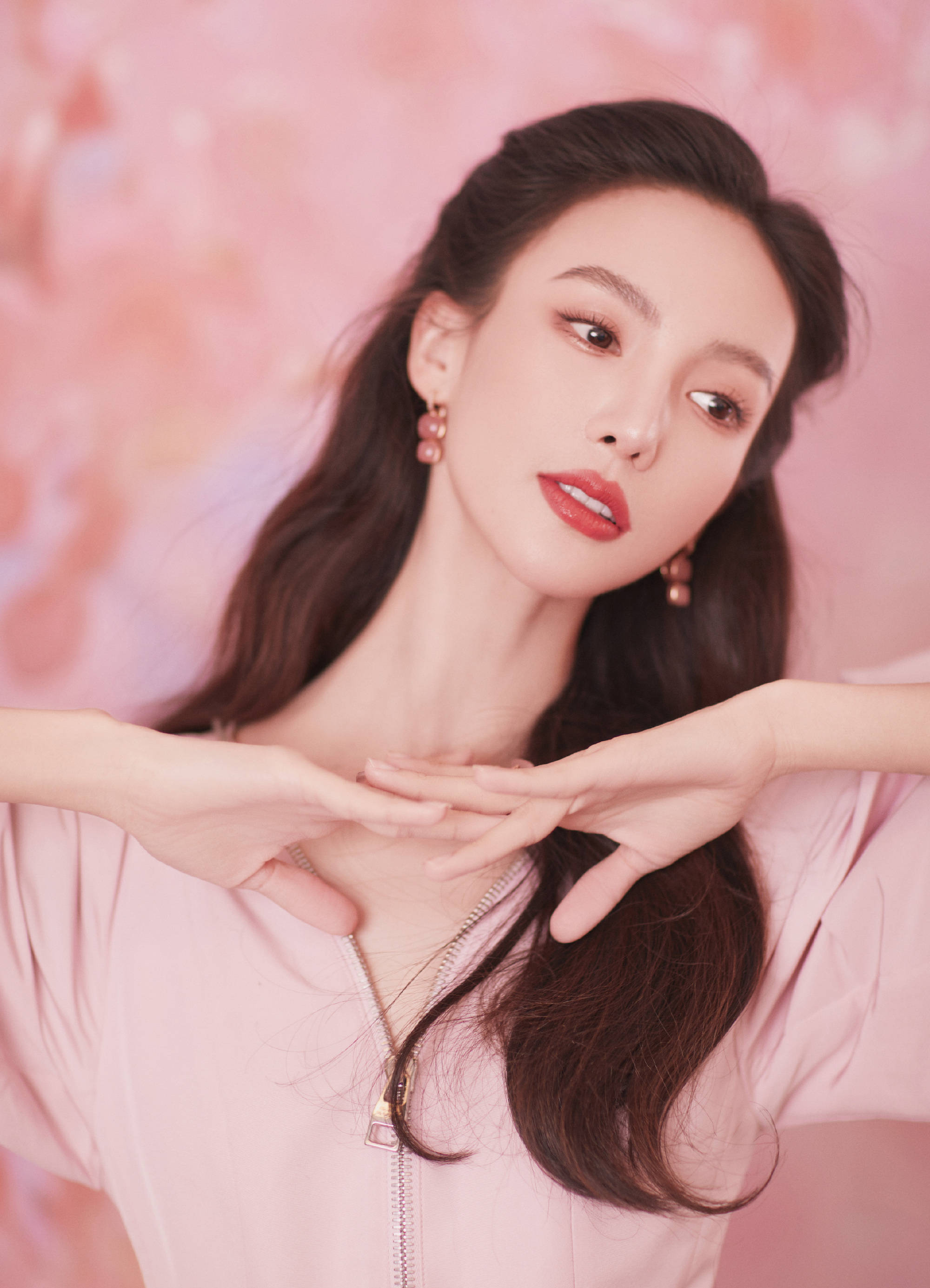 金晨穿粉色长裙宛若仙子甜美笑容气质绝佳
