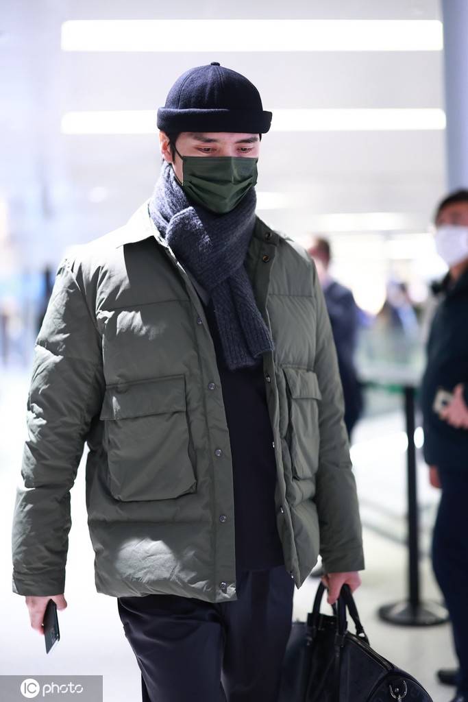 阿云嘎头戴水手帽身着军绿色羽绒服休闲板鞋