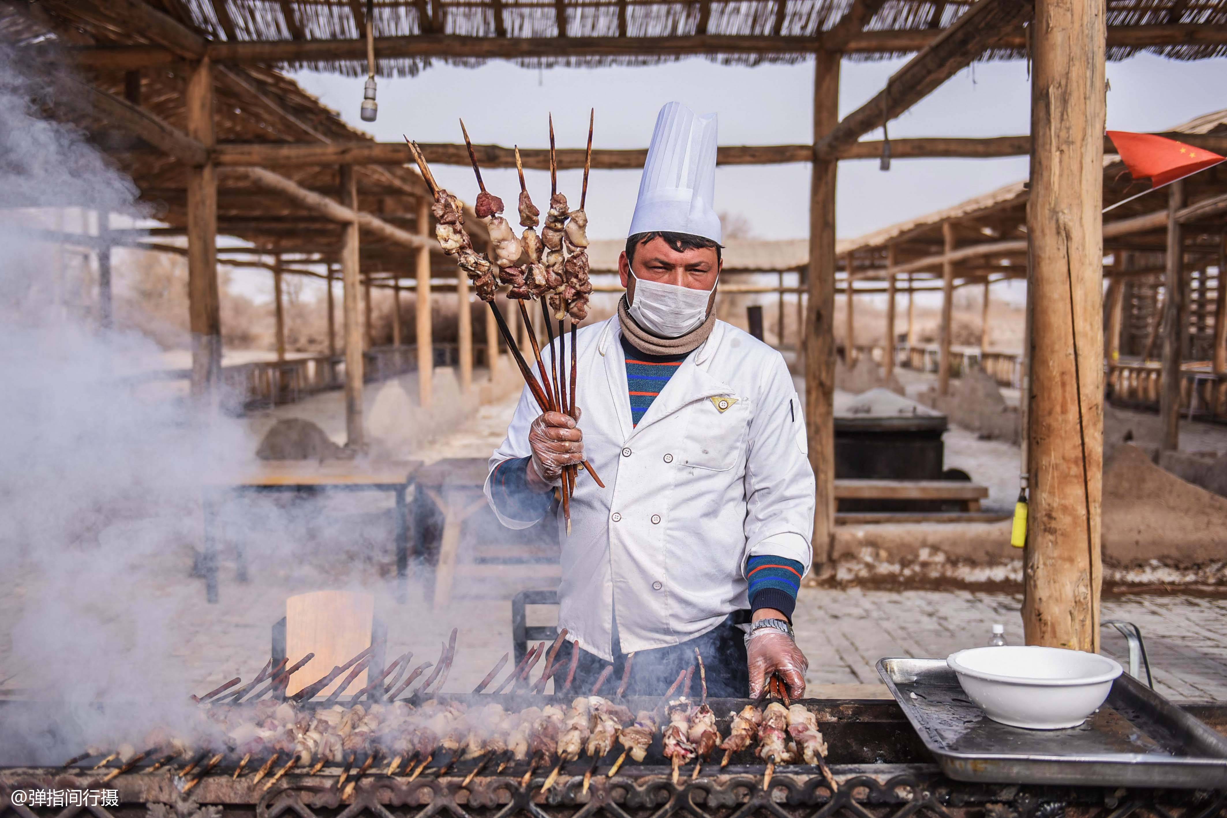 新疆有个"烧烤之乡",这里的烤鱼和烤肉,少添调料却味绝天下_红柳_红海
