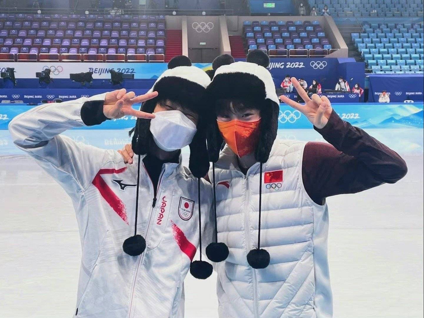 原创金博洋羽生结弦戴冰墩墩帽子合影网友剪刀手太可爱了