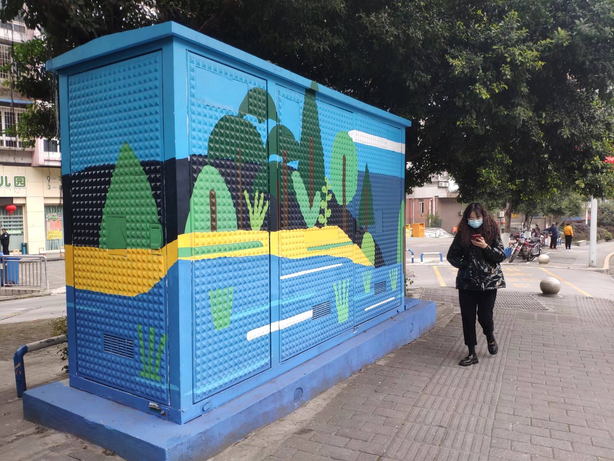 重庆:配电箱穿"新衣" 创意涂鸦彩绘扮靓城市街头_沙坪坝区_图案_三峡