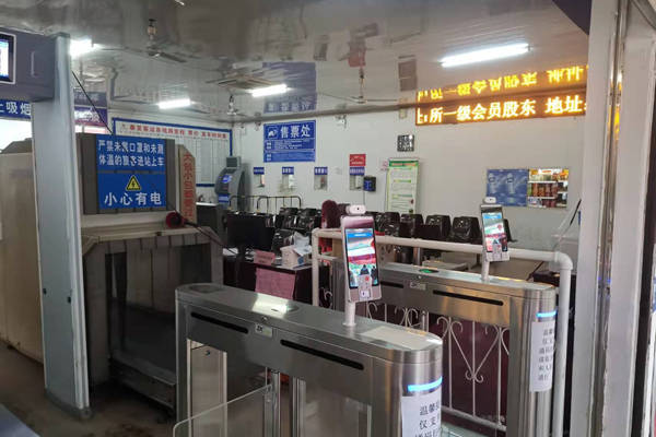 刷健康码身份证的人脸识别测温门禁一体机上线江西泰和动车站汽车站