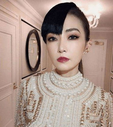 有很多人觉得谢金燕确实是很不容易的,如今已经退出了娱乐圈,偶尔也会