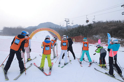 在甘井子區的歡樂雪世界滑雪場,林海滑雪場,岔鞍嬉雪樂園,成園溫泉