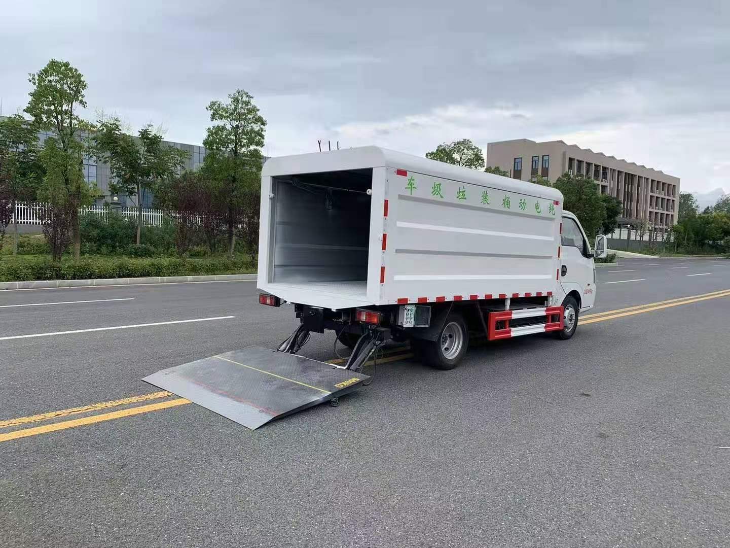 东风华神密闭式桶装垃圾运输车可装240升15桶