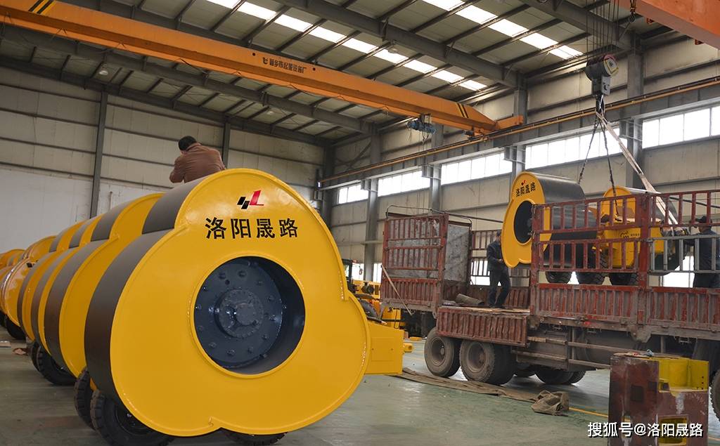 发动机|为什么冲击式压路机没有发动机、变速箱等动力输出装置?