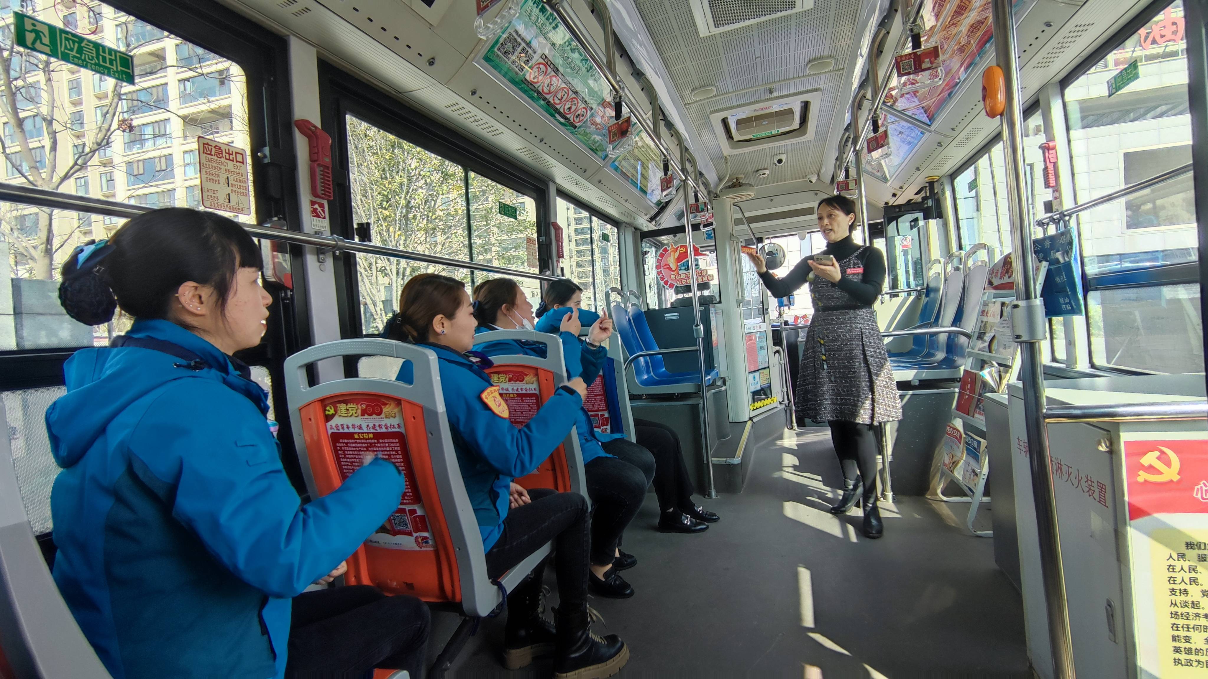 公交车里的一堂生动手语课_服务_聋哑_乘客