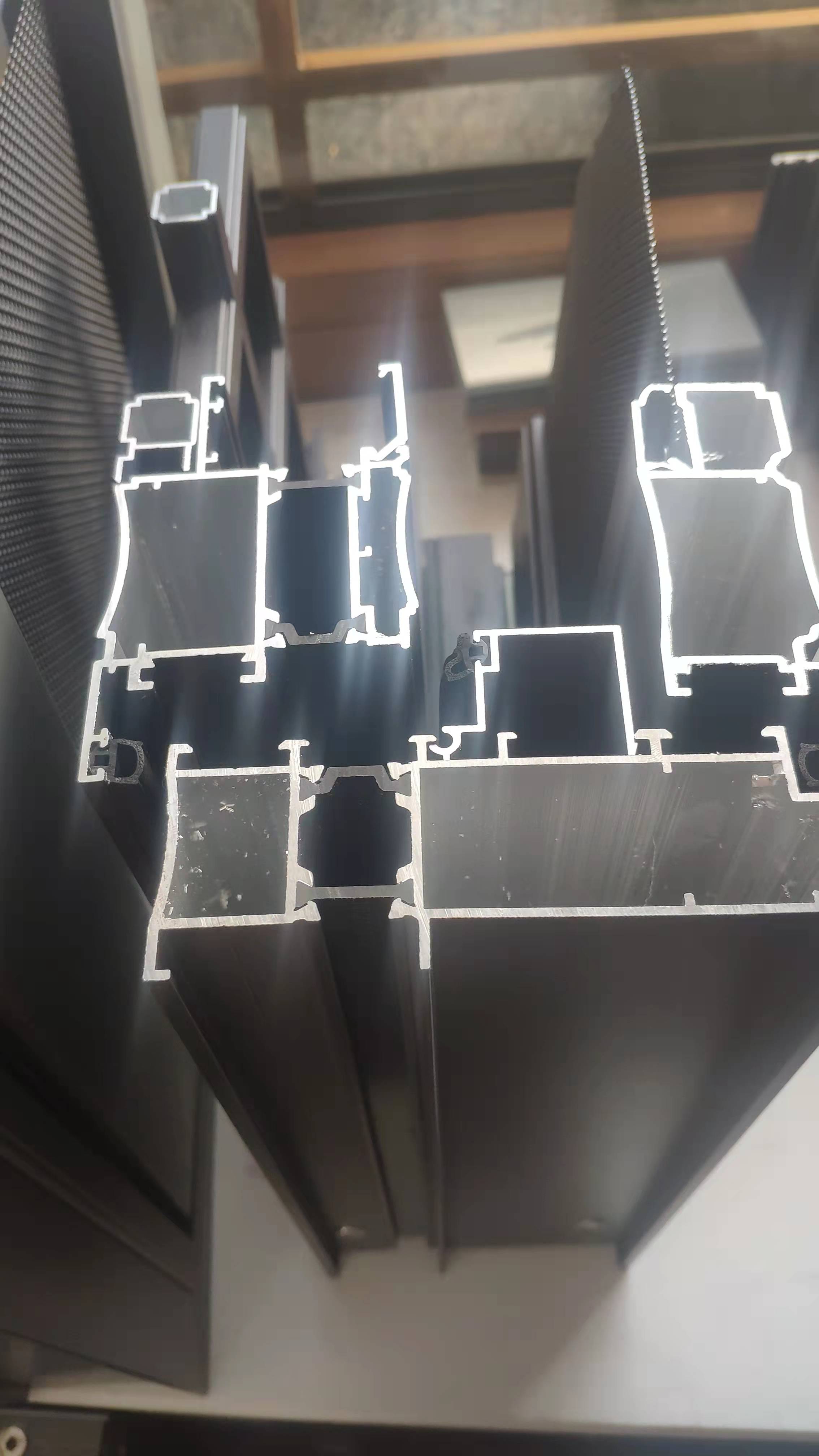 洛阳封阳台玻璃断桥铝门窗，关键是内部结构和玻璃看图对比