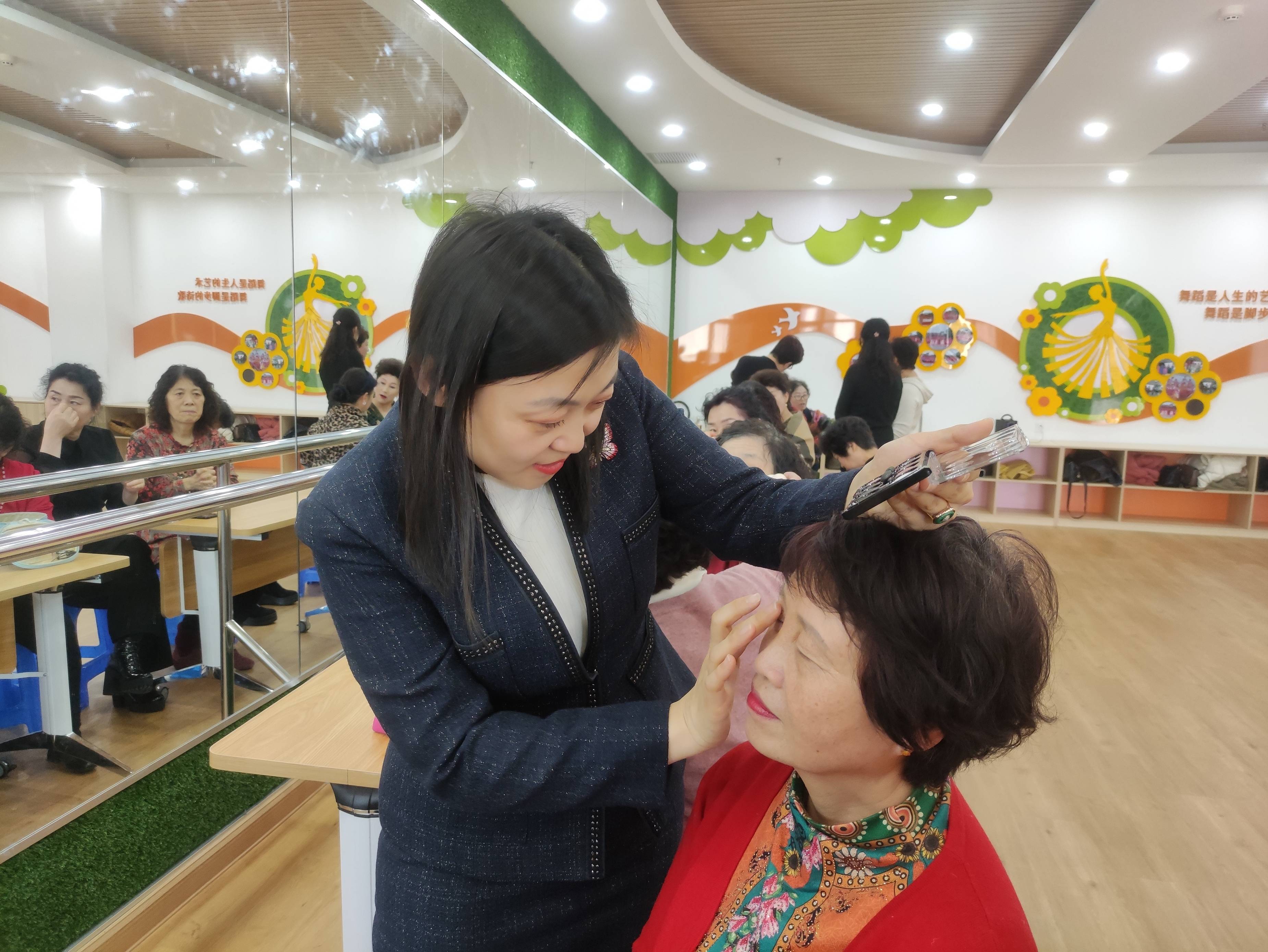 社区大连市甘井子区辛寨子街道春田社区:生辉美人妆 悦目是佳人