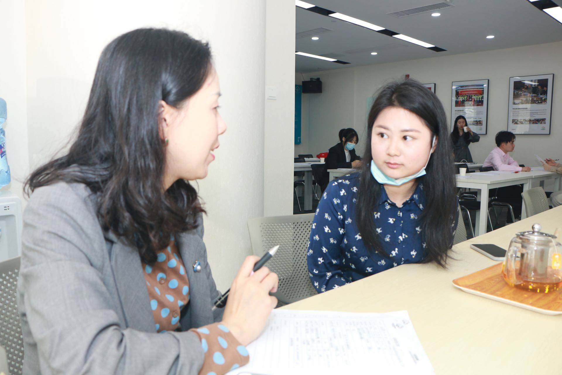 与应聘者一对一交流 企管人事部总经理邓芹女士向应聘者详细讲解所需岗位、工作职责、职业发展及薪酬福利。