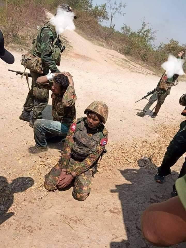 在克耶邦被俘虏的两名缅军已接受治疗并移交给克耶邦警队_民族_战场