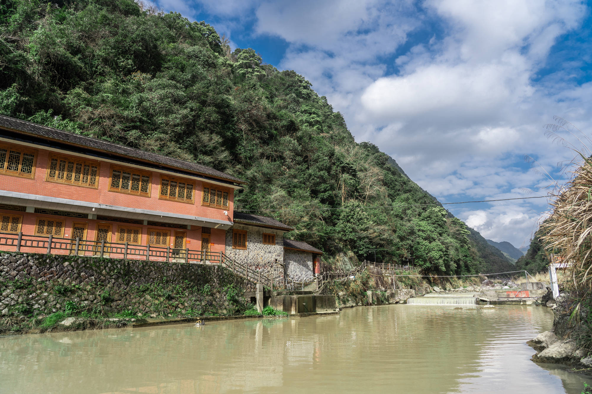 火车|周末去哪儿？来华东大峡谷泡氡温泉，坐小火车穿越松垟花开