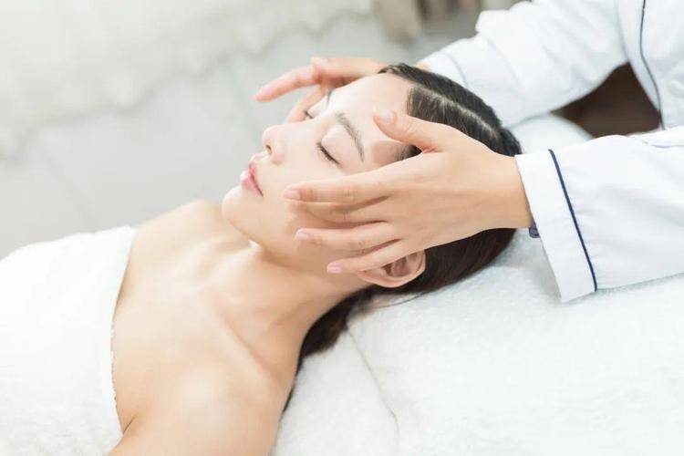 进行移动美容师怎么和顾客进行有效沟通？芳香世家提醒您：真诚的交谈很重要