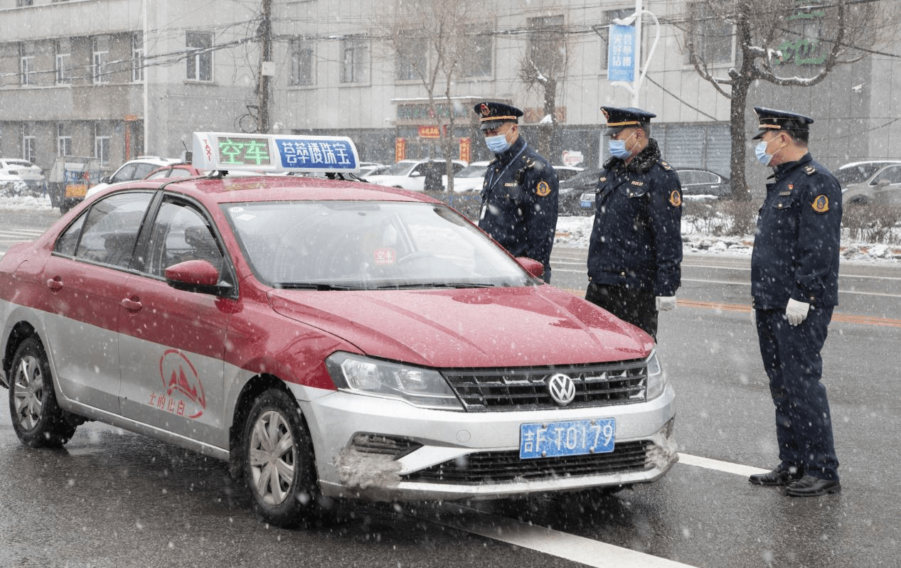 白山市交通运输综合行政执法支队通过白山交通广播栏目对广大出租车