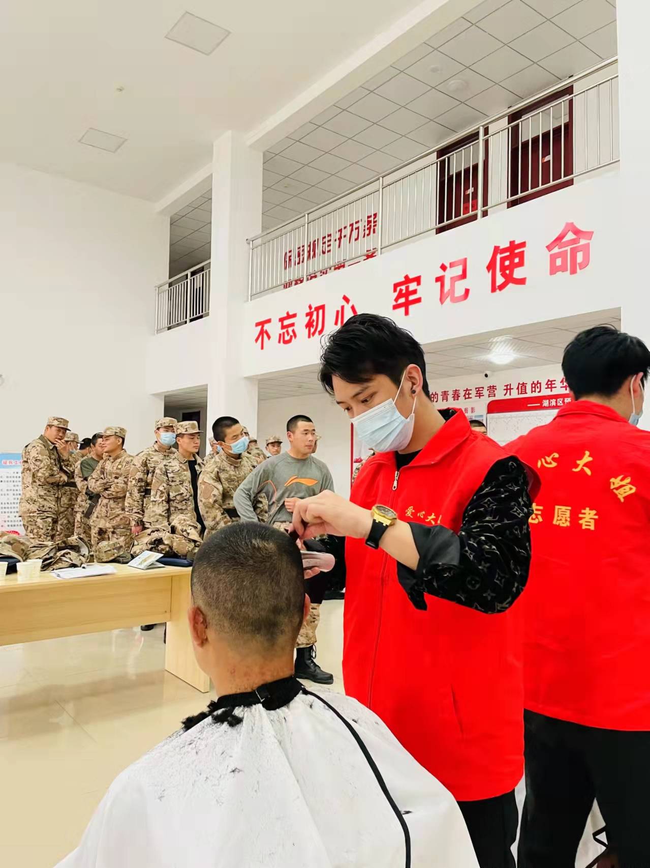 几个推子轮换充电手不停歇终于为所有的小伙子理好头发