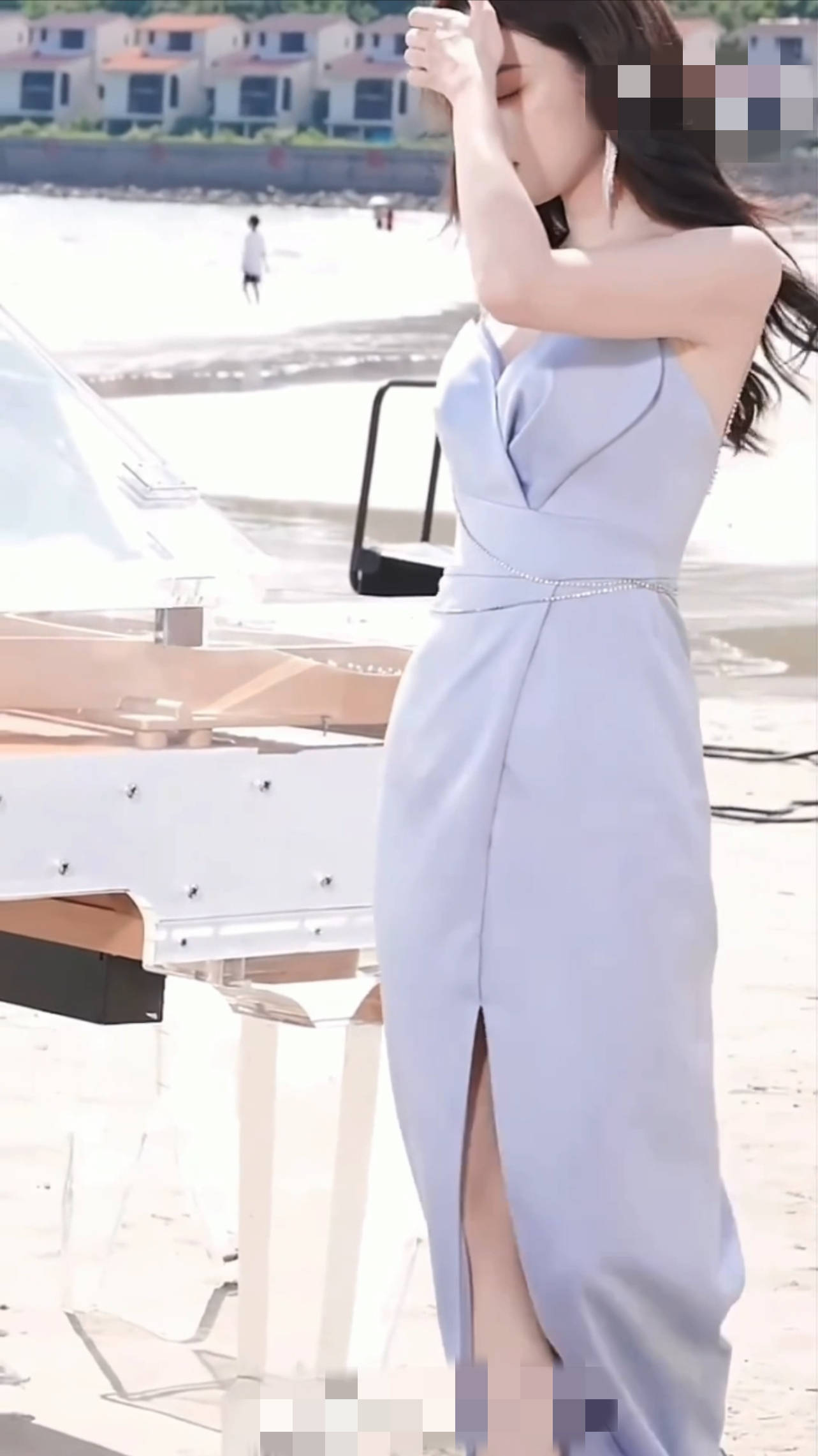 娜扎穿吊带长裙秀天鹅颈 一颦一笑美艳清冷惹人怜