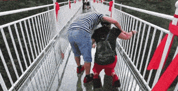 搞笑趣图分享妹子去玻璃桥吓得走不动了这个就动态图非常搞笑了
