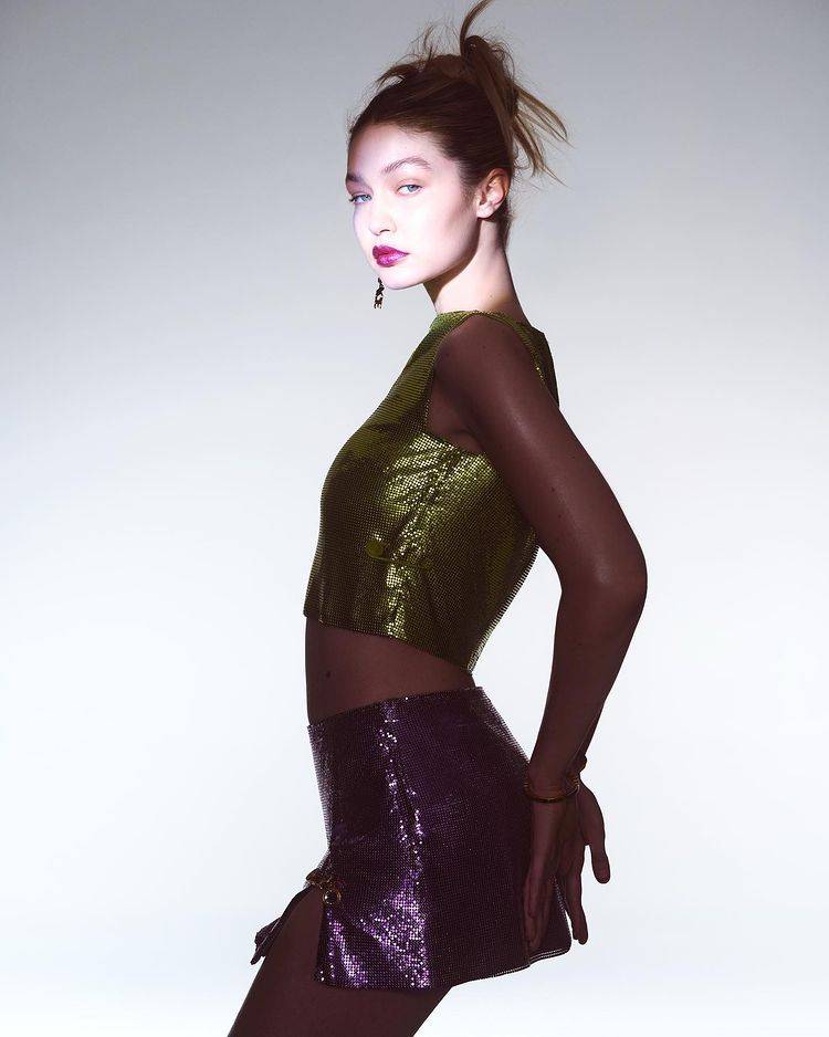 超级性感名模吉吉哈迪德身着紫色西装色彩艳丽又04上封面了