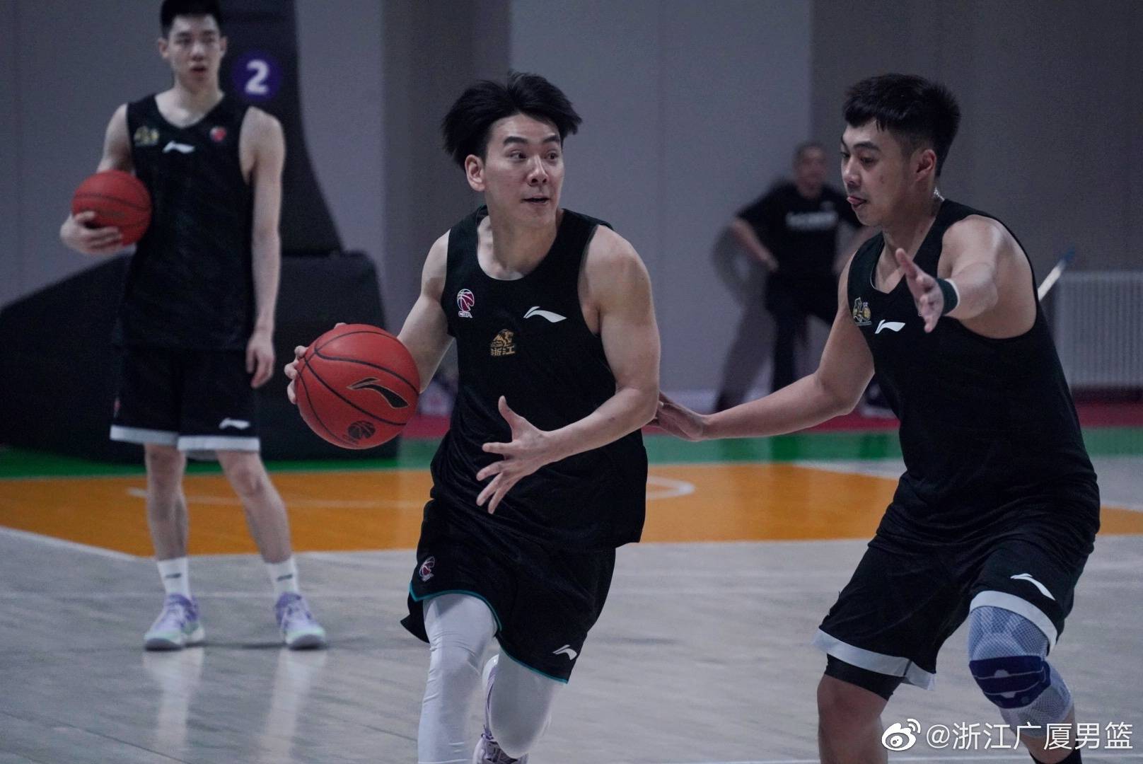 组图广厦积极备战季后赛冯欣持球突破