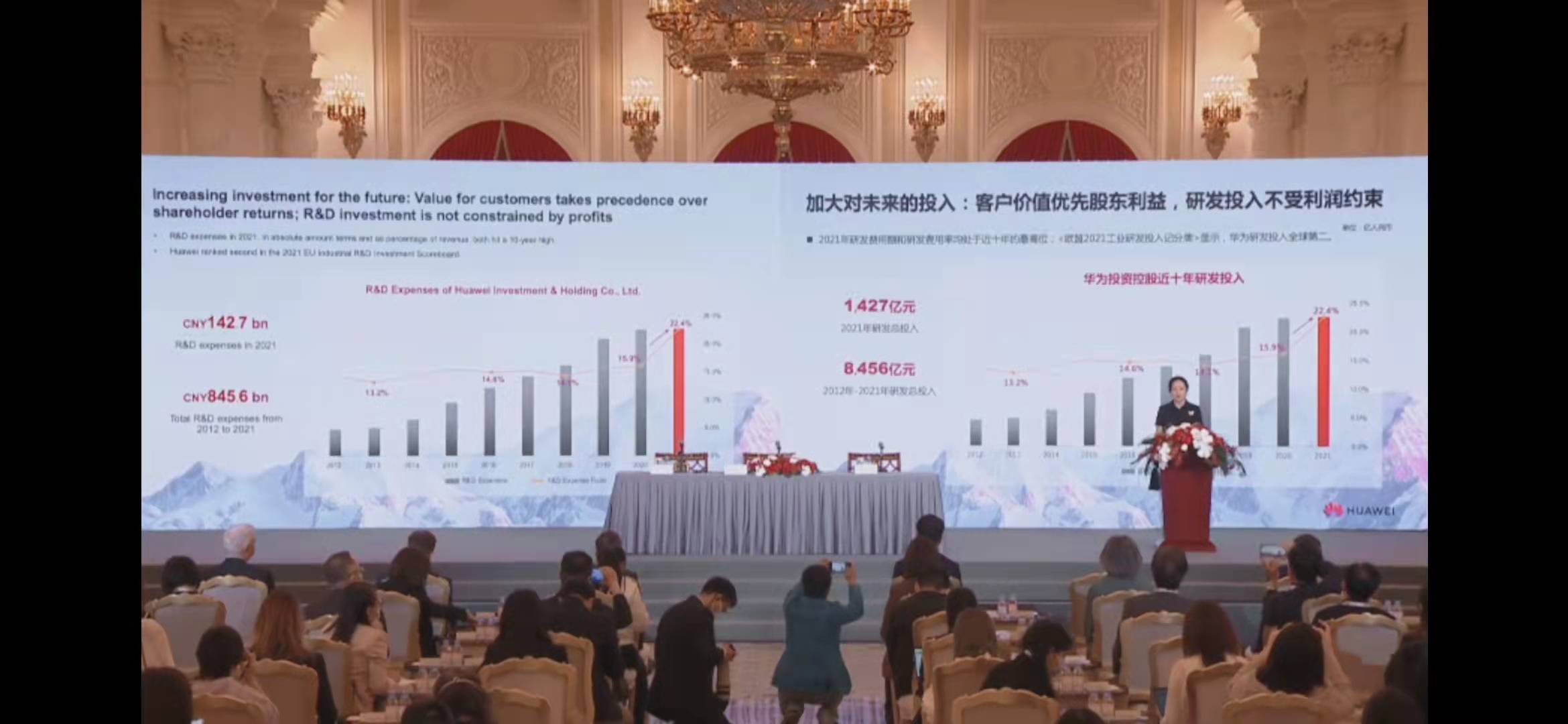 点缀十万元胸针佩戴华为智能手表，孟晚舟回国后首次公开亮相优雅依然