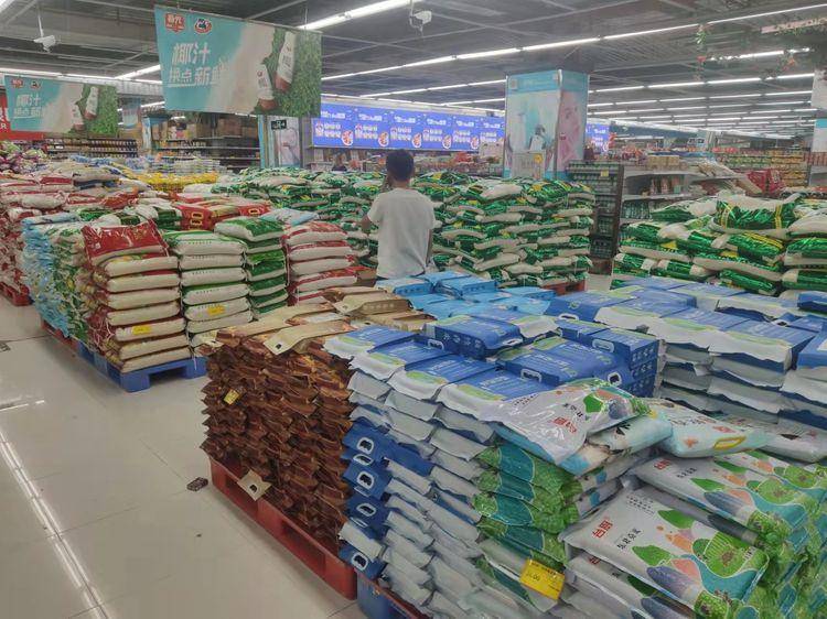 青春颂沃美超市水果供应情况(游欢 摄)据介绍,截至4月2日17:00,三亚市