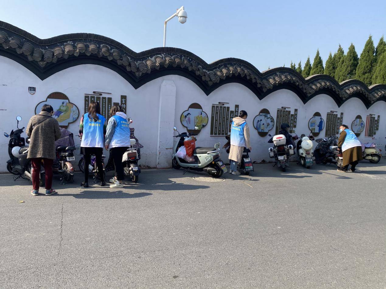 鲜花代替纸钱倡导文明新风瘦西湖街道综合村新时代文明实践活动