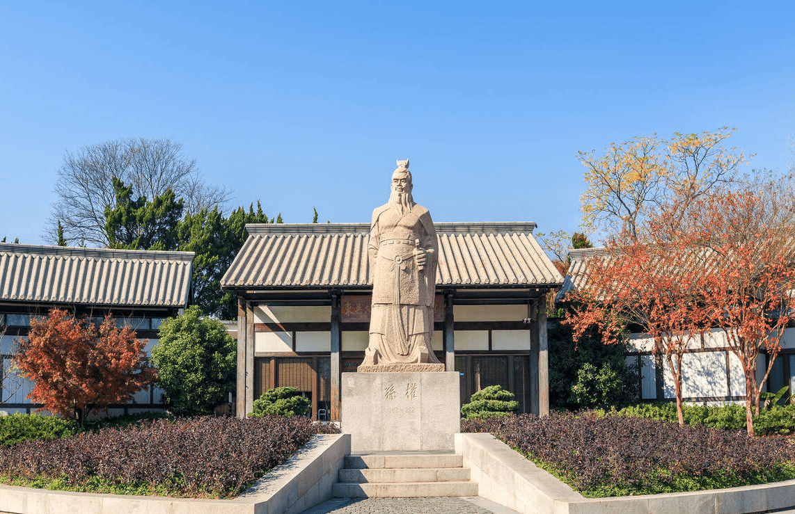 诸葛恪带着军队登岸后,丁奉向诸葛恪建议说:"现在大部队行动迟缓,假若