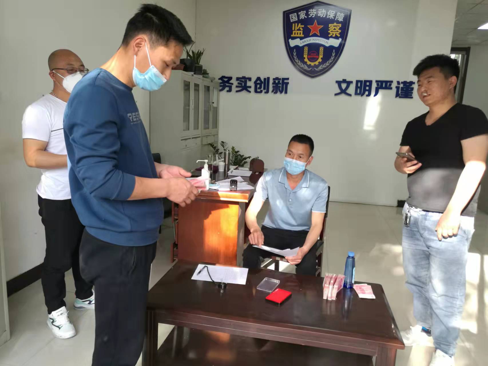 运城经济技术开发区综合执法局劳动监察保障中心为农民工发放工资