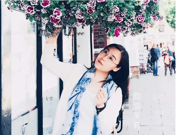 胭脂茉莉简介,女,父母取名刘彦芹 江苏 人,年少习诗, 作家 ,诗人,评论