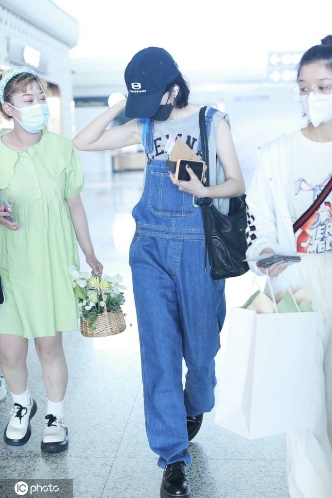 周雨彤鸭舌帽搭牛仔背带裤粉丝送花篮心情俱佳
